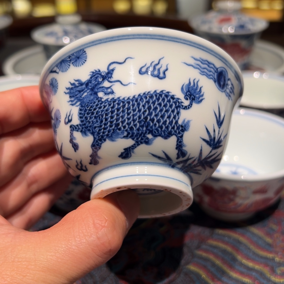 陶精品青花松竹梅麒麟望月压手杯口径约9.4厘米