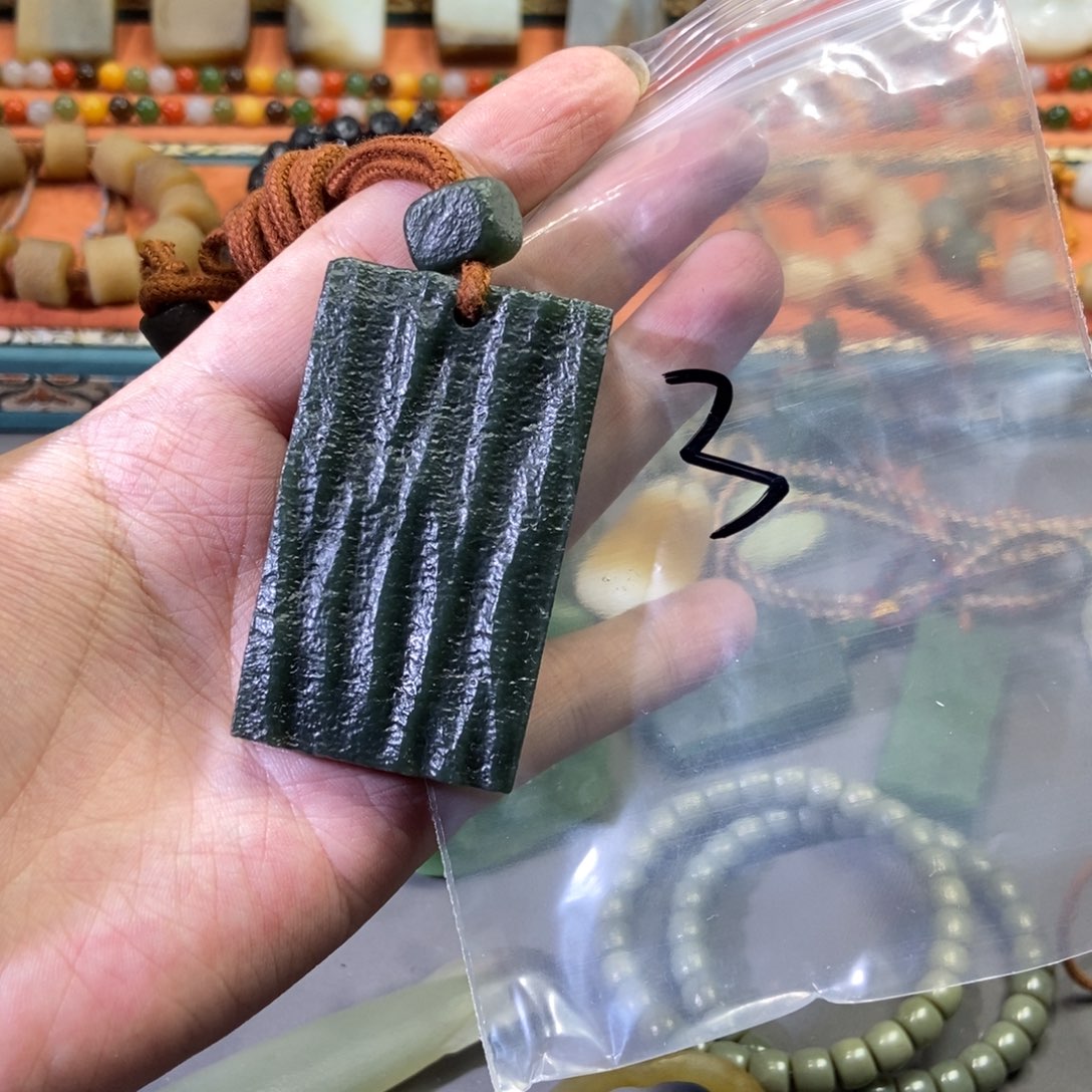 和田玉颈饰未镶嵌哈****笑