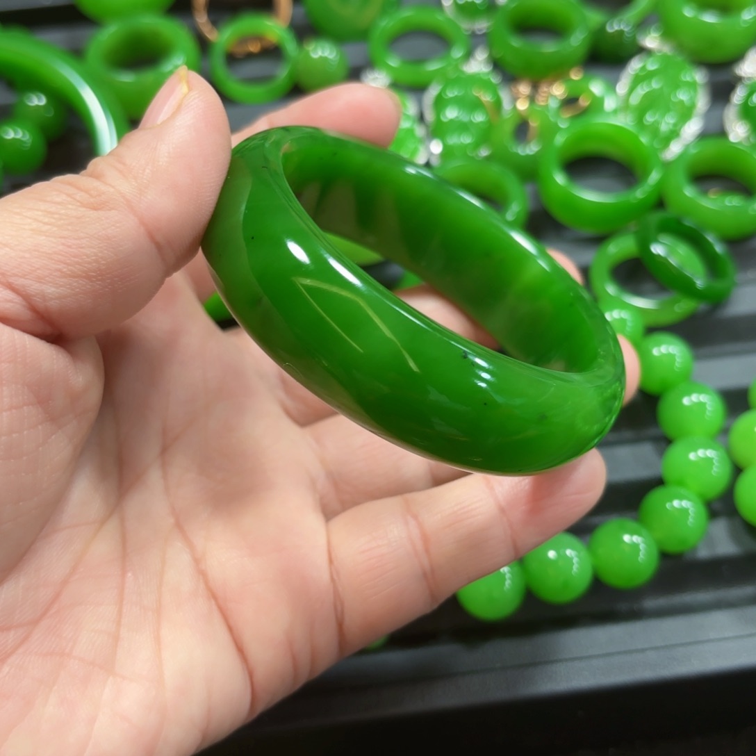 和田玉镯子未镶嵌有**美