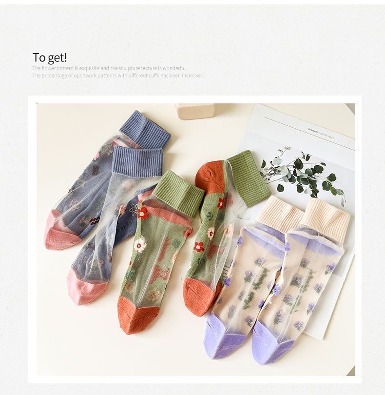 一双随机图案的袜子