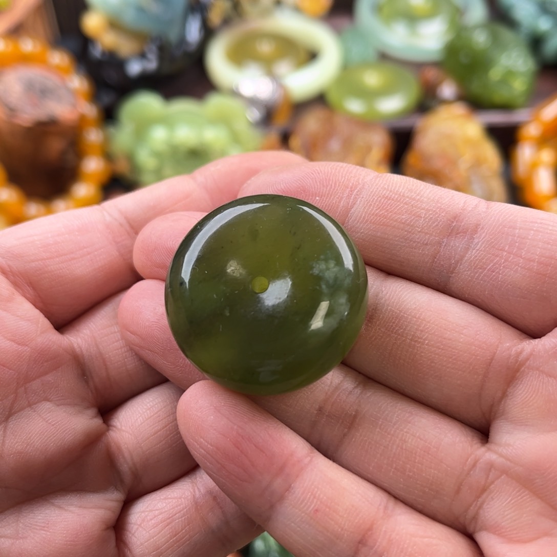 蛇纹石玉吊坠未镶嵌