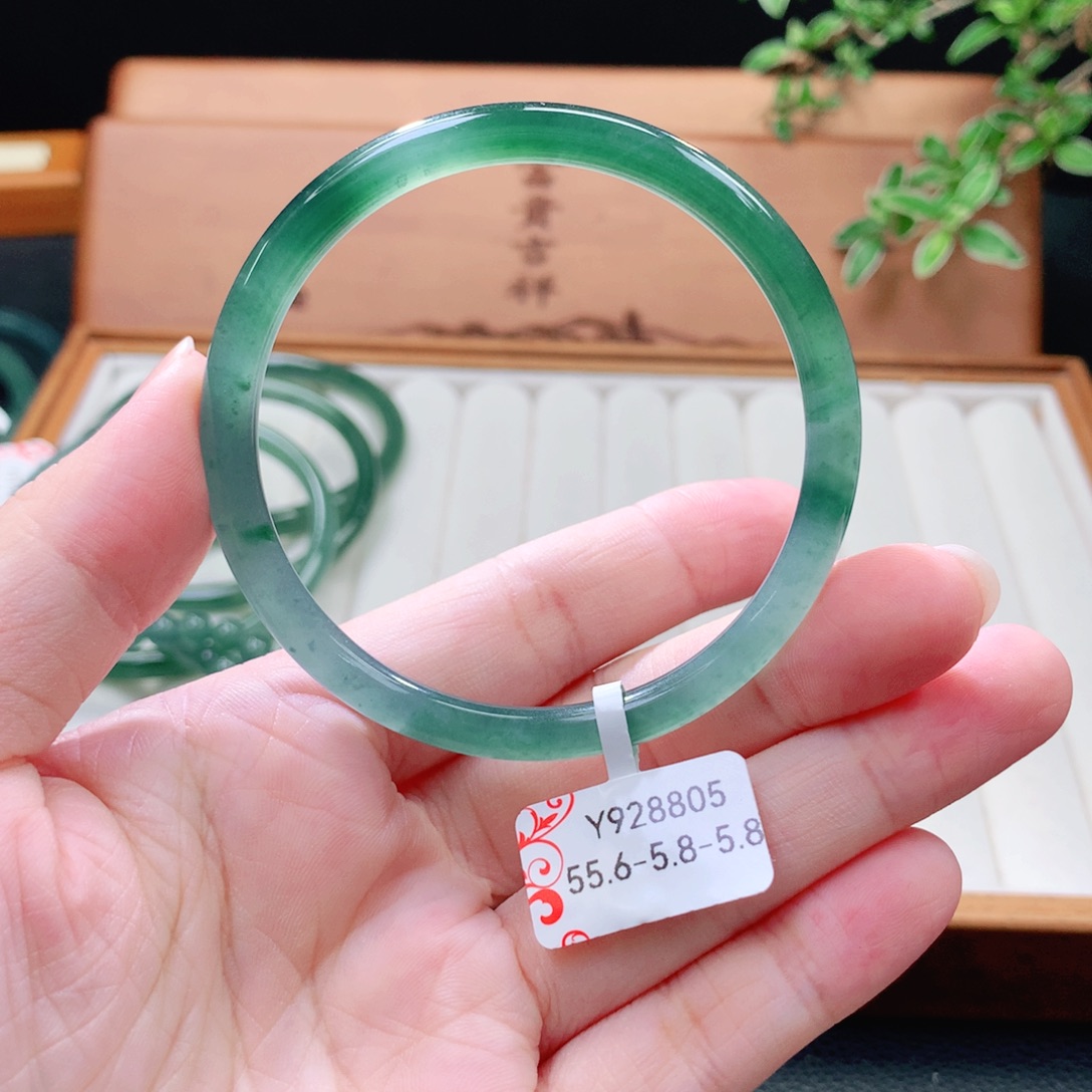 翡翠未镶嵌手镯（圆镯）