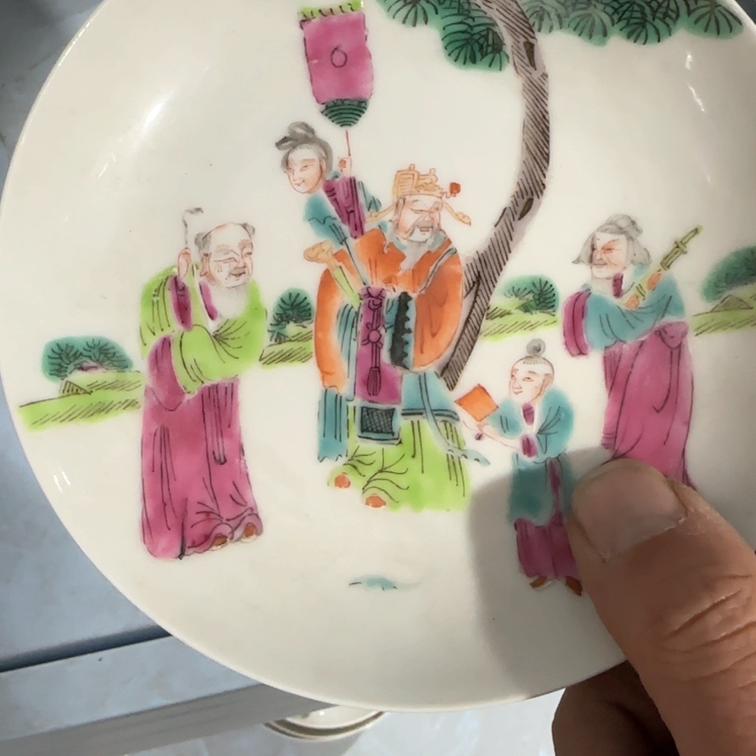瓷片瓷器上刻了大量壁画作品以及精美