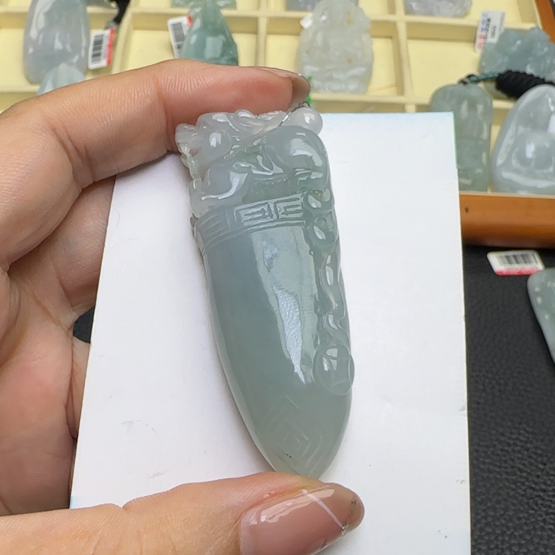 懒***阳翡翠未镶嵌颈饰  