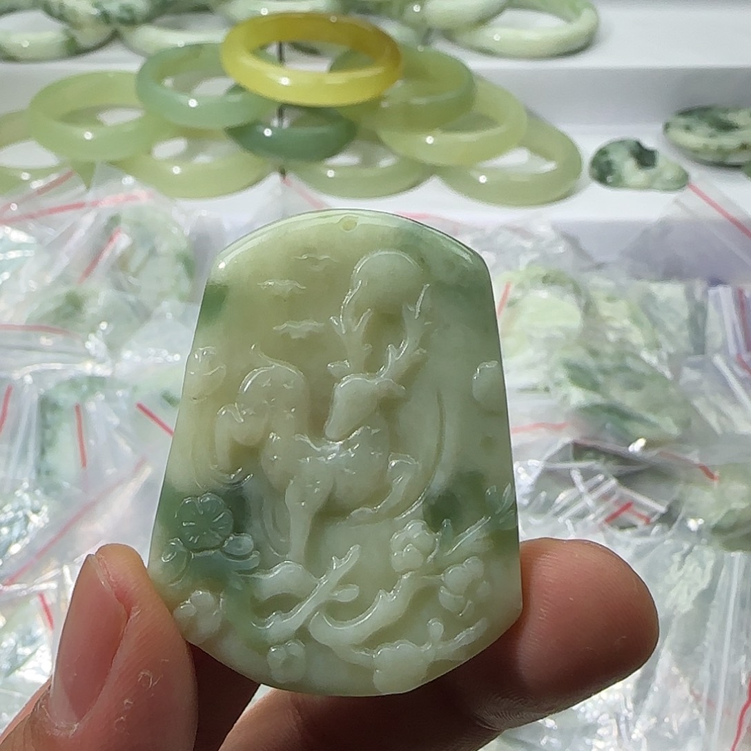 透闪石-蛇纹石玉未镶嵌颈饰