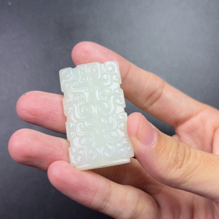 柒***园和田玉未镶嵌颈饰