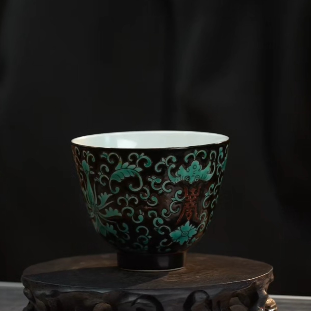 墨地绿彩花间寿纹杯