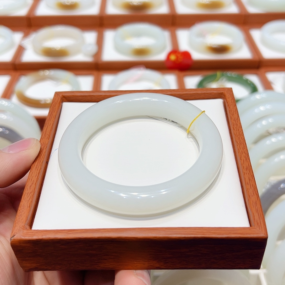 和田玉手镯未镶嵌羊脂白玉