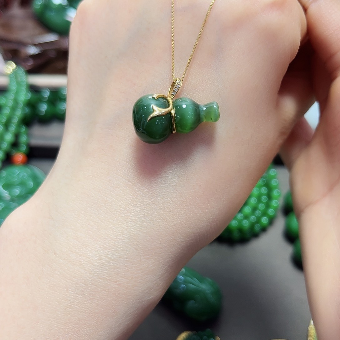 和田玉吊坠18K金镶嵌