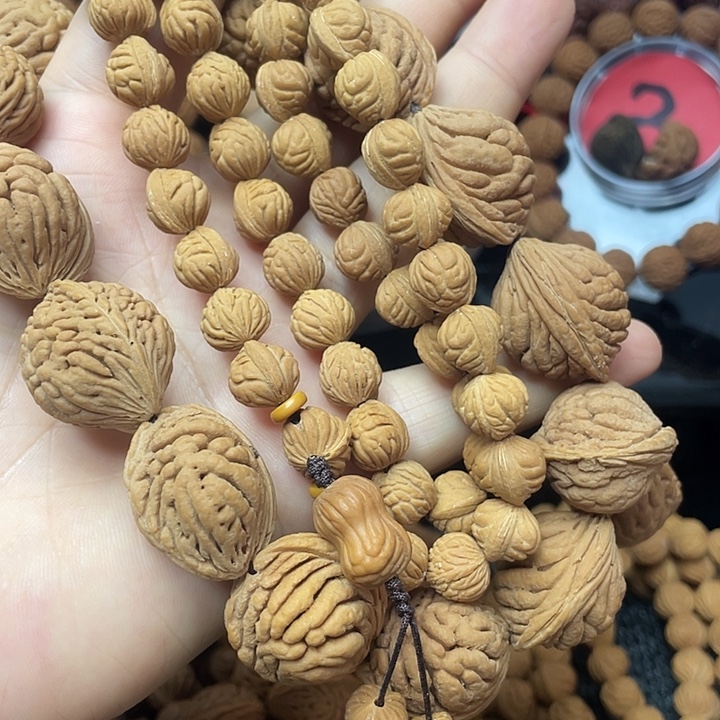 C***g桃核把件桃枭手持21尺寸小金豆脖挂54颗