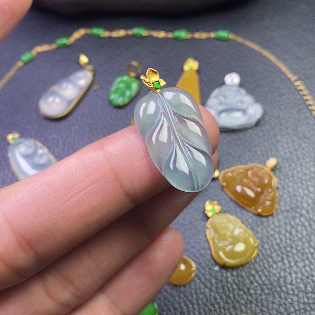 颈饰18K金镶嵌翡翠