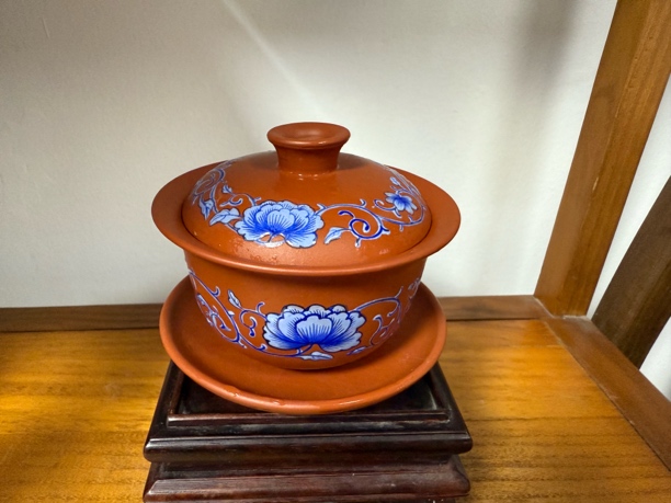 朱泥手绘青花盖碗