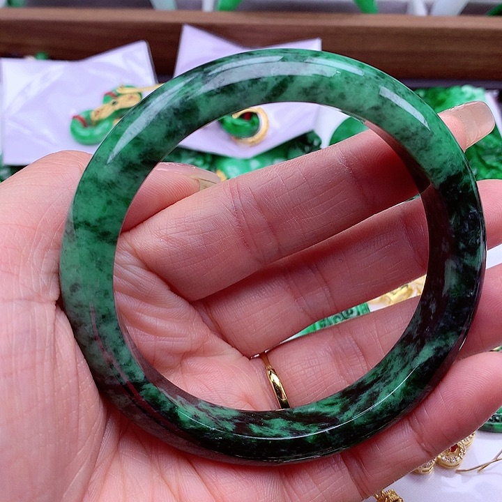 翡翠手镯未镶嵌翡翠