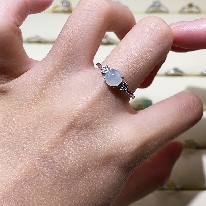 颈饰未镶嵌翡翠戒指