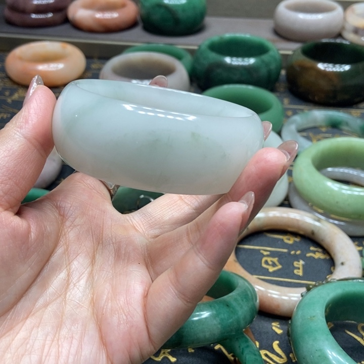 石英质玉手镯未镶嵌翠**。