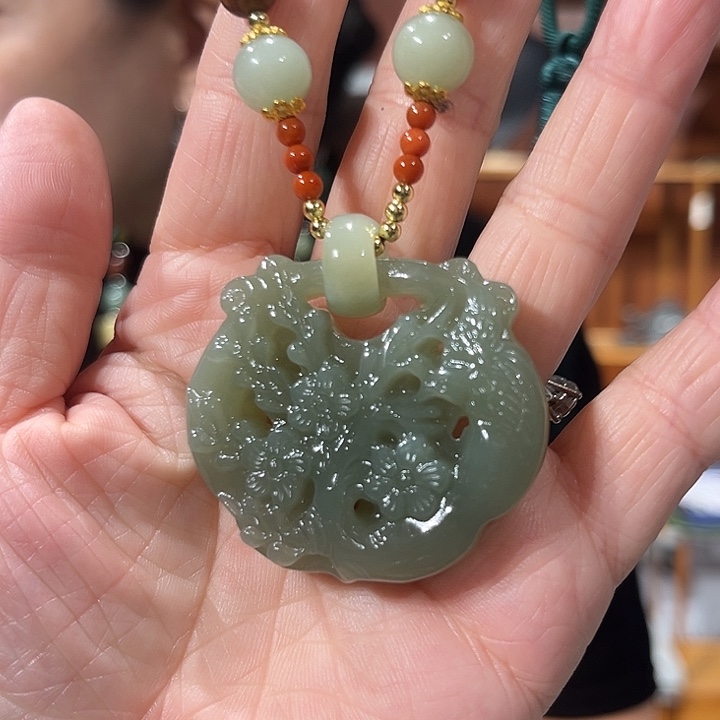 颈饰未镶嵌和田玉（糖玉）