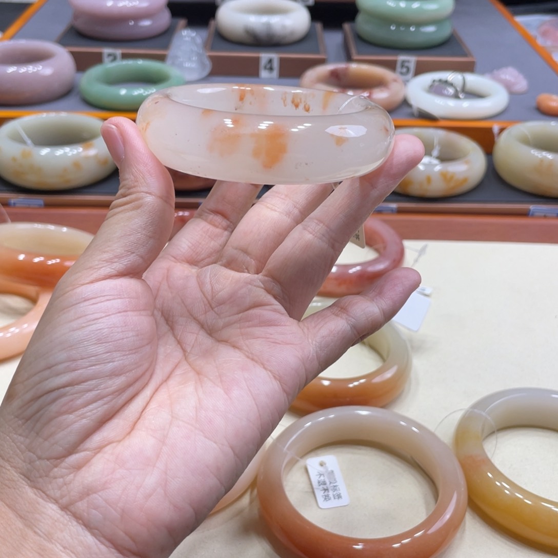 石英质玉手镯未镶嵌闪****。