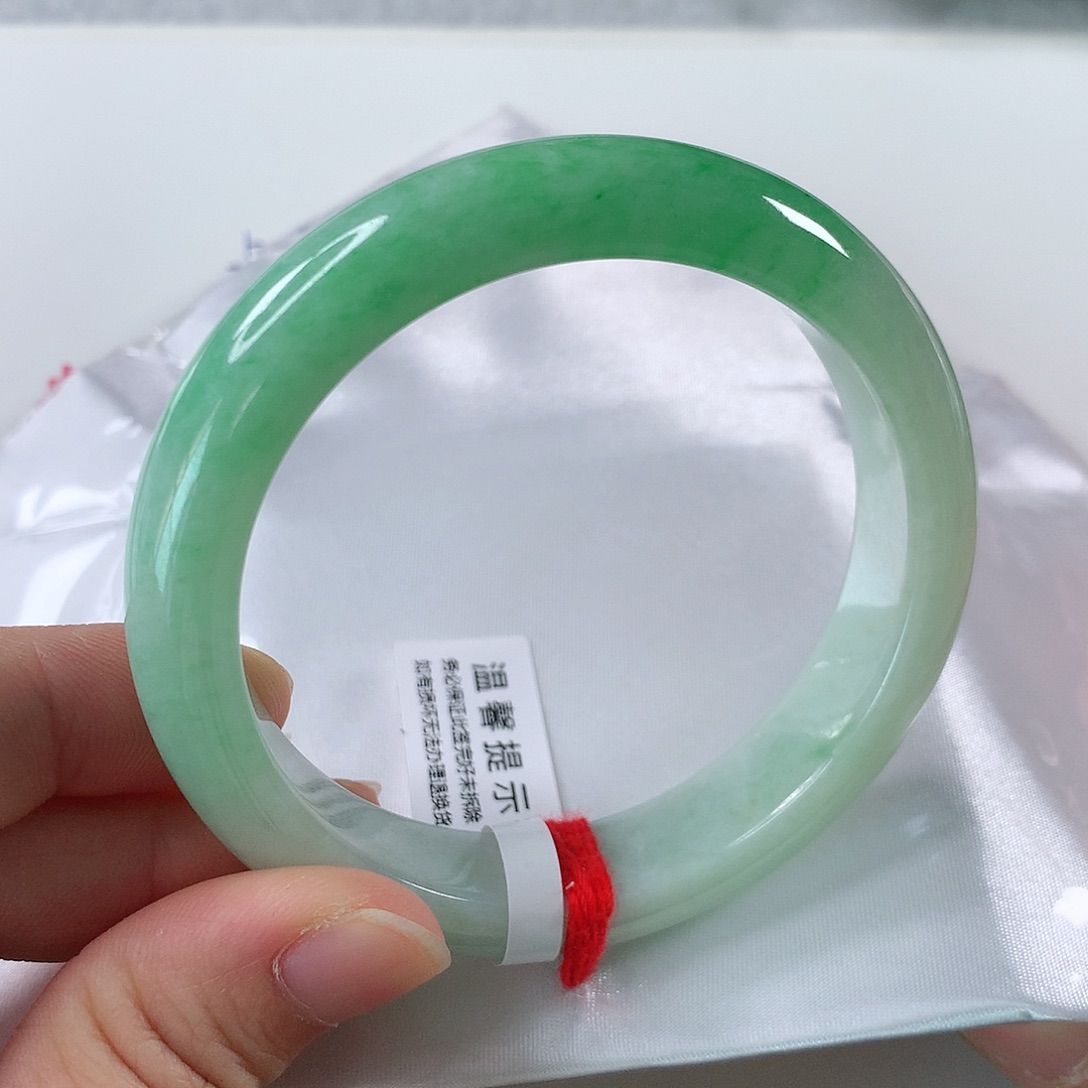 翡翠手镯未镶嵌小*? 正圈