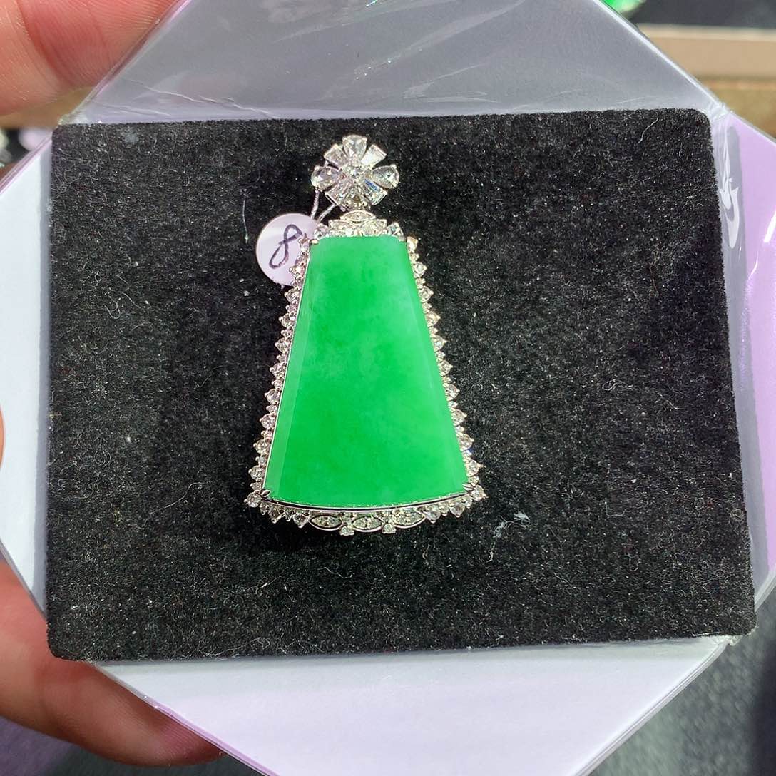 翡翠吊坠(赠链)18K金镶嵌