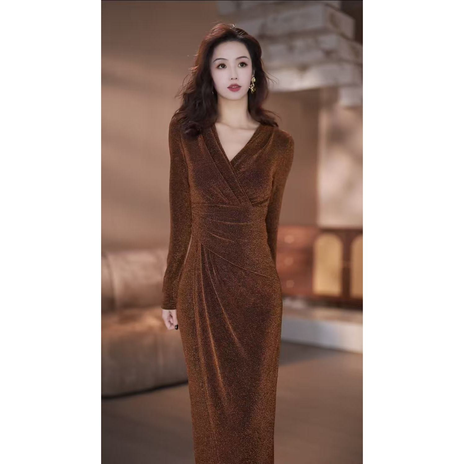 【宸相曦】焦糖暮色秋冬款V领简约风大气长袖长款连衣裙-YL70306