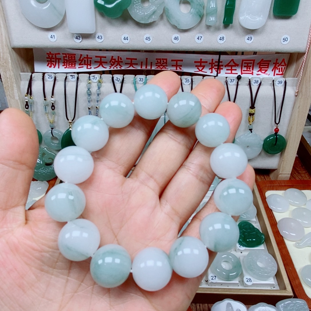 颈饰未镶嵌石英质玉（天山翠）
