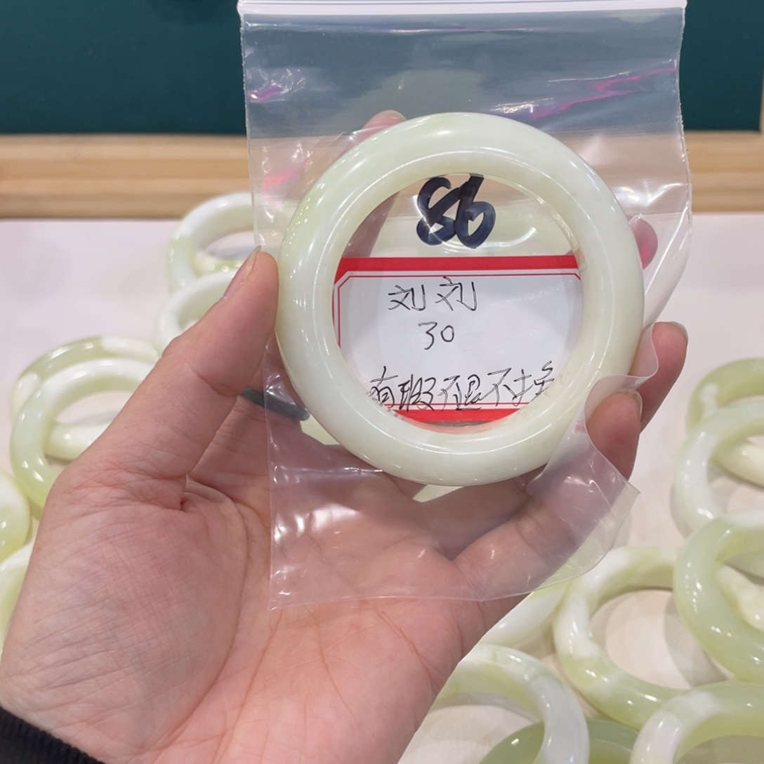 刘****蛇纹石玉未镶嵌手镯