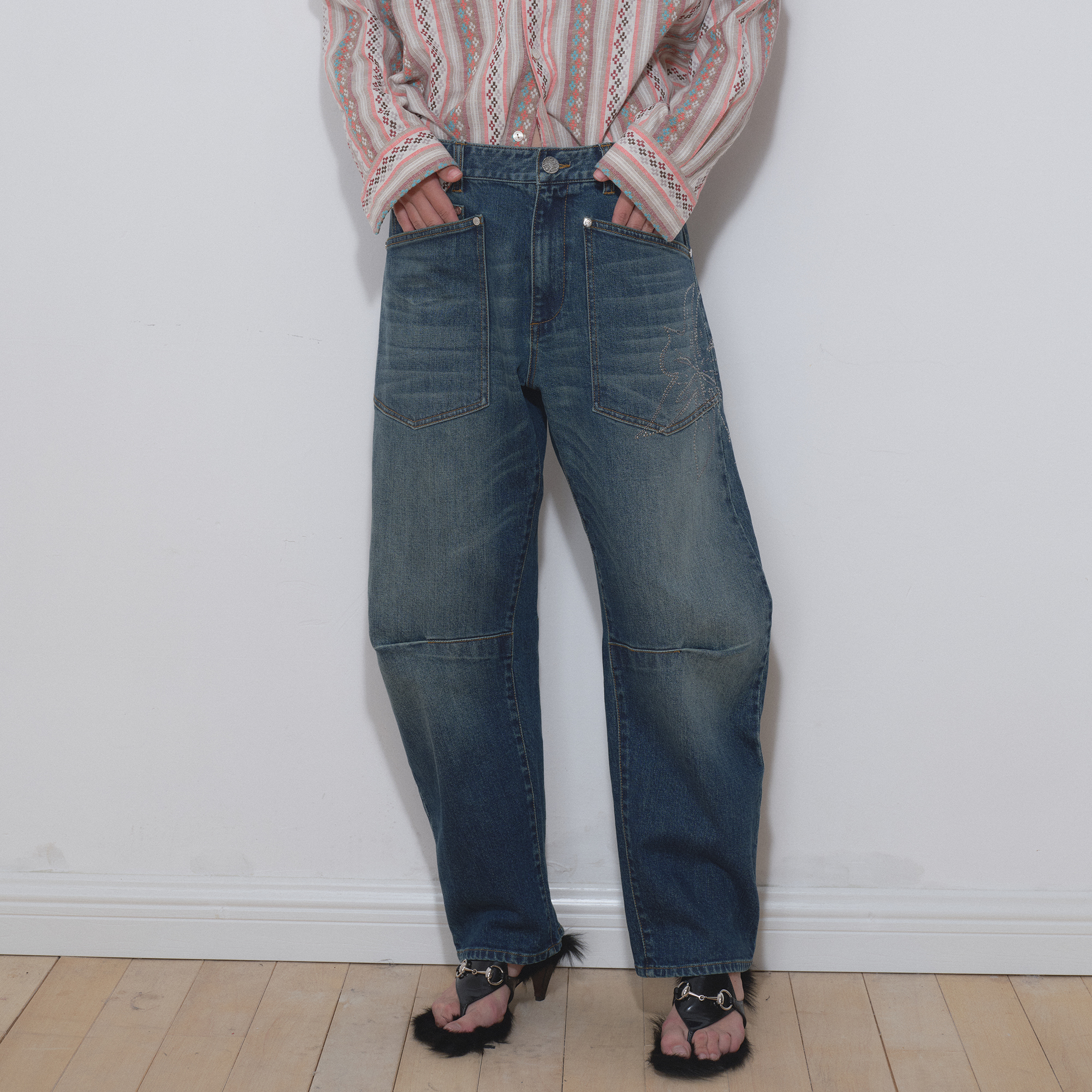 MEDIUM WELL_花朵烫钻水洗牛仔弯刀裤_Brancusi Jeans
