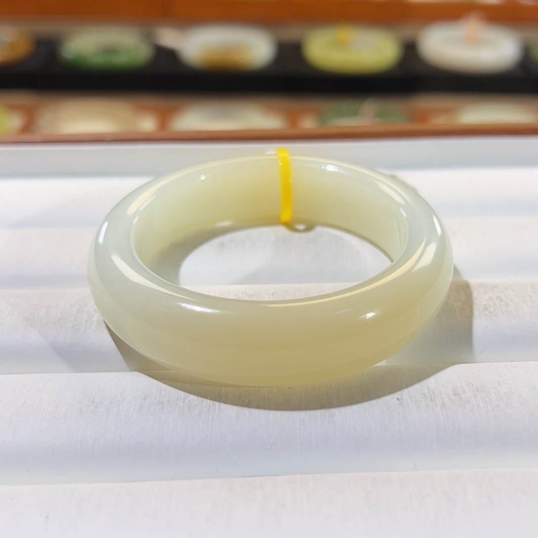 和田玉手镯未镶嵌老***张糖白