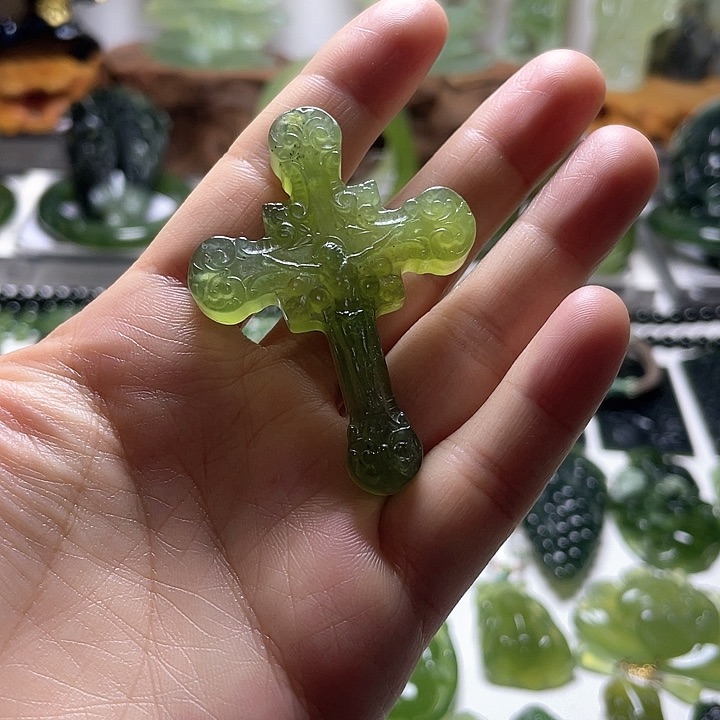 蛇纹石玉颈饰未镶嵌