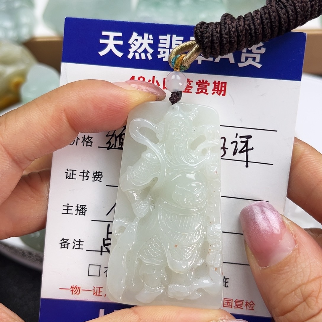翡翠未镶嵌颈饰      