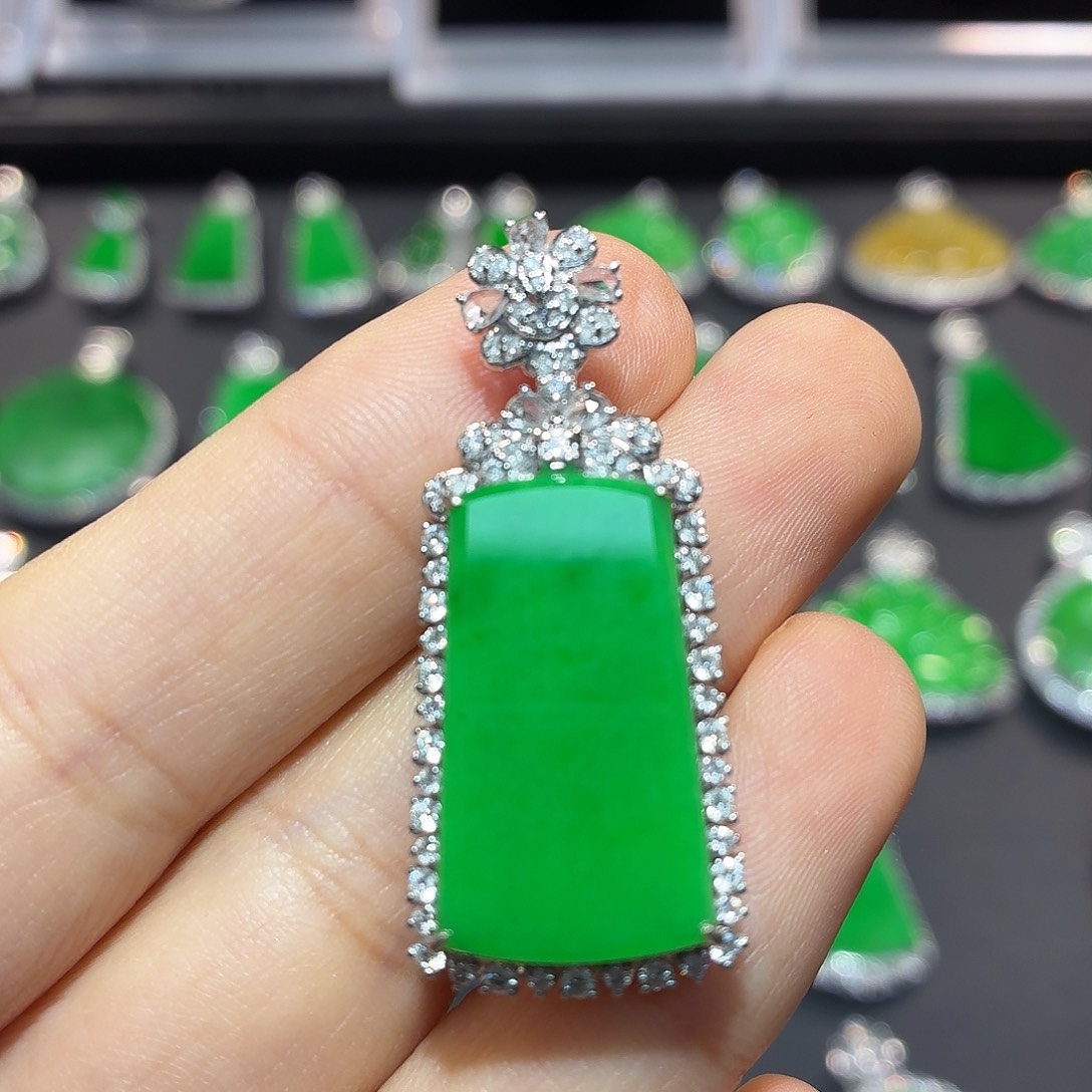 静***伶翡翠18K金镶嵌吊坠(不含链)翡翠