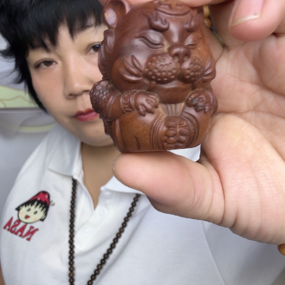 蓝***俊维腊木（绿檀）老虎摆件