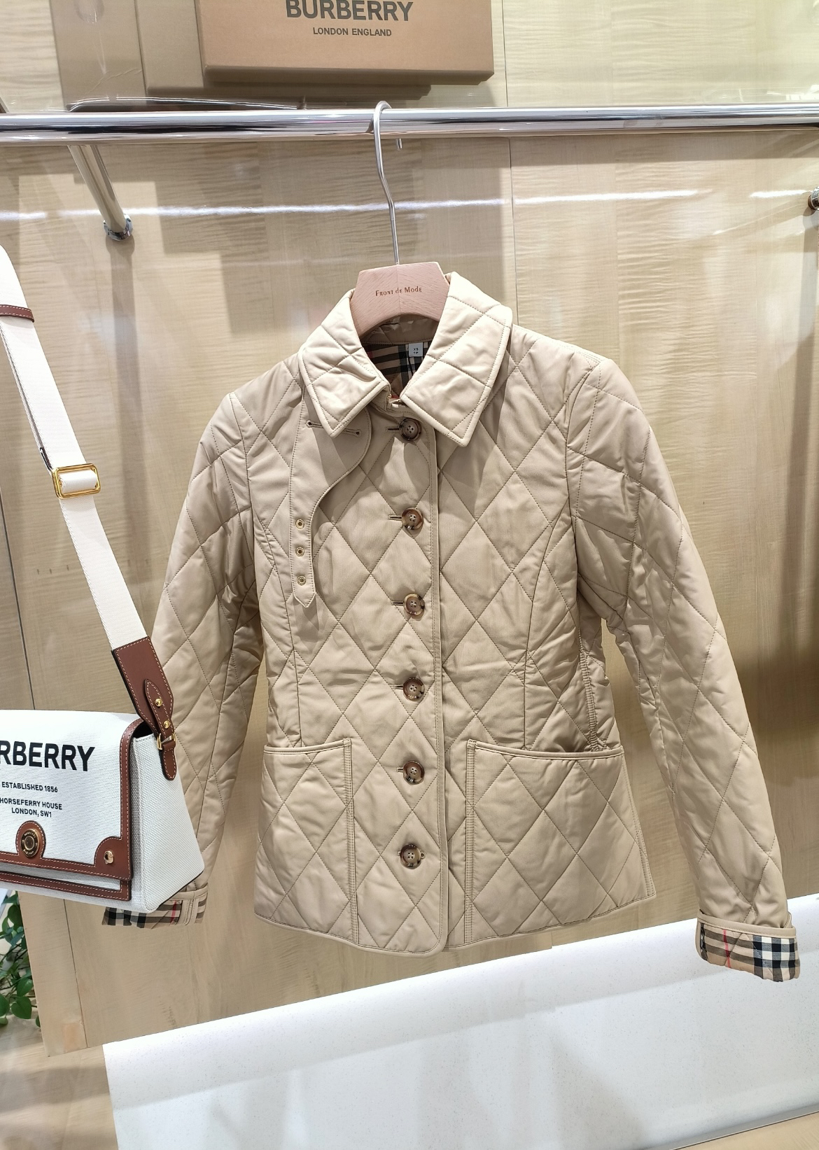未使用 BURBERRY/博柏利 女士新卡其色经典棉服夹克 10200