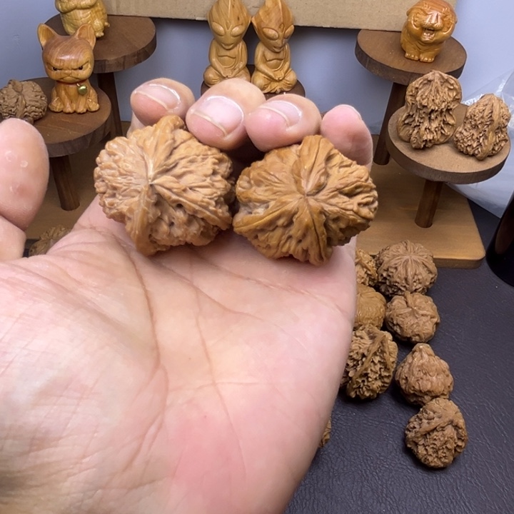 o***哥桃核吊坠白狮子三角