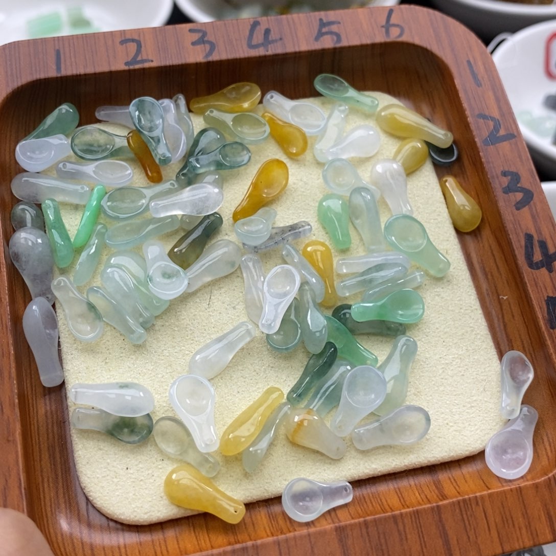 翡翠颈饰未镶嵌60一个可挑勺子