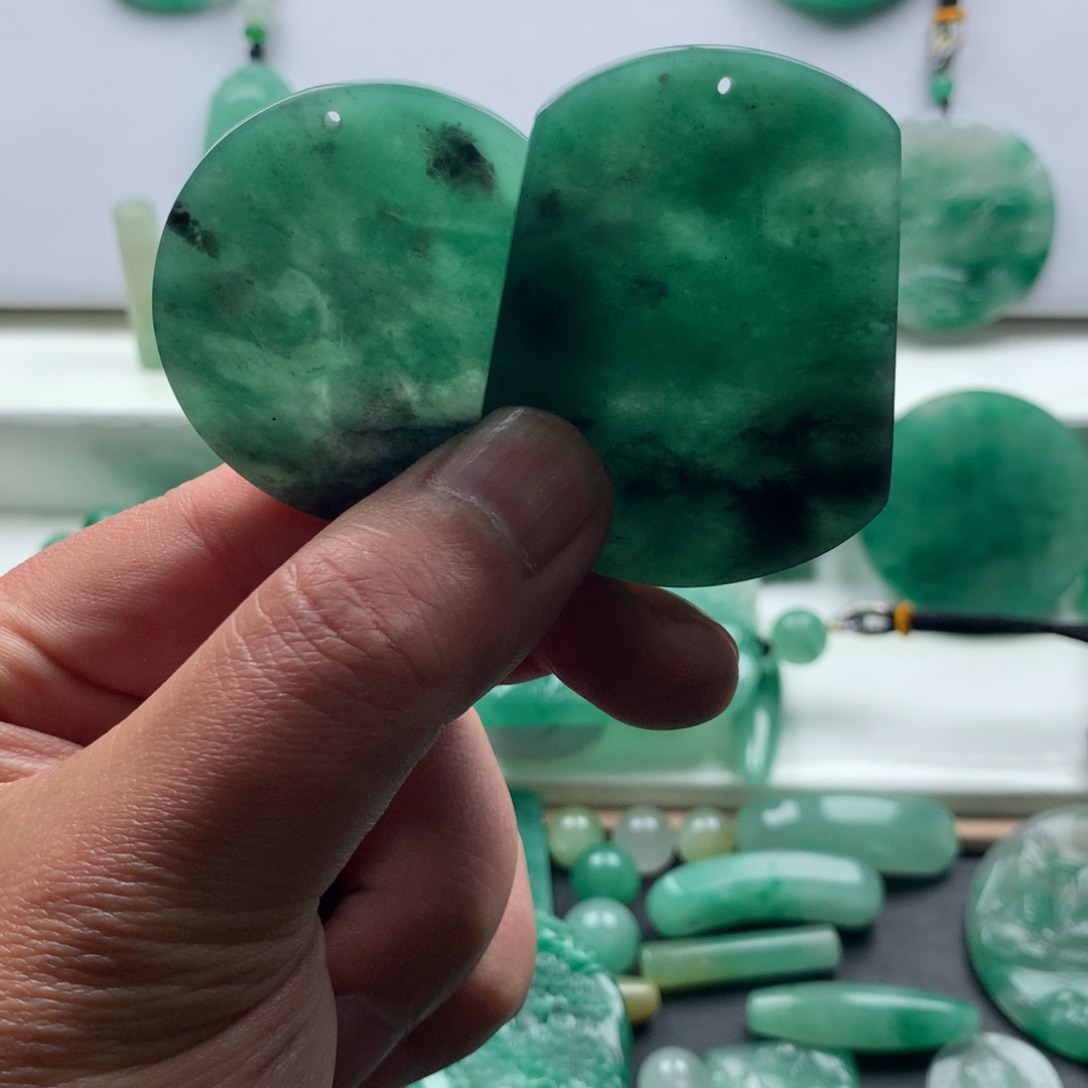 荣***宝石英质玉（非洲翠）未镶嵌颈饰