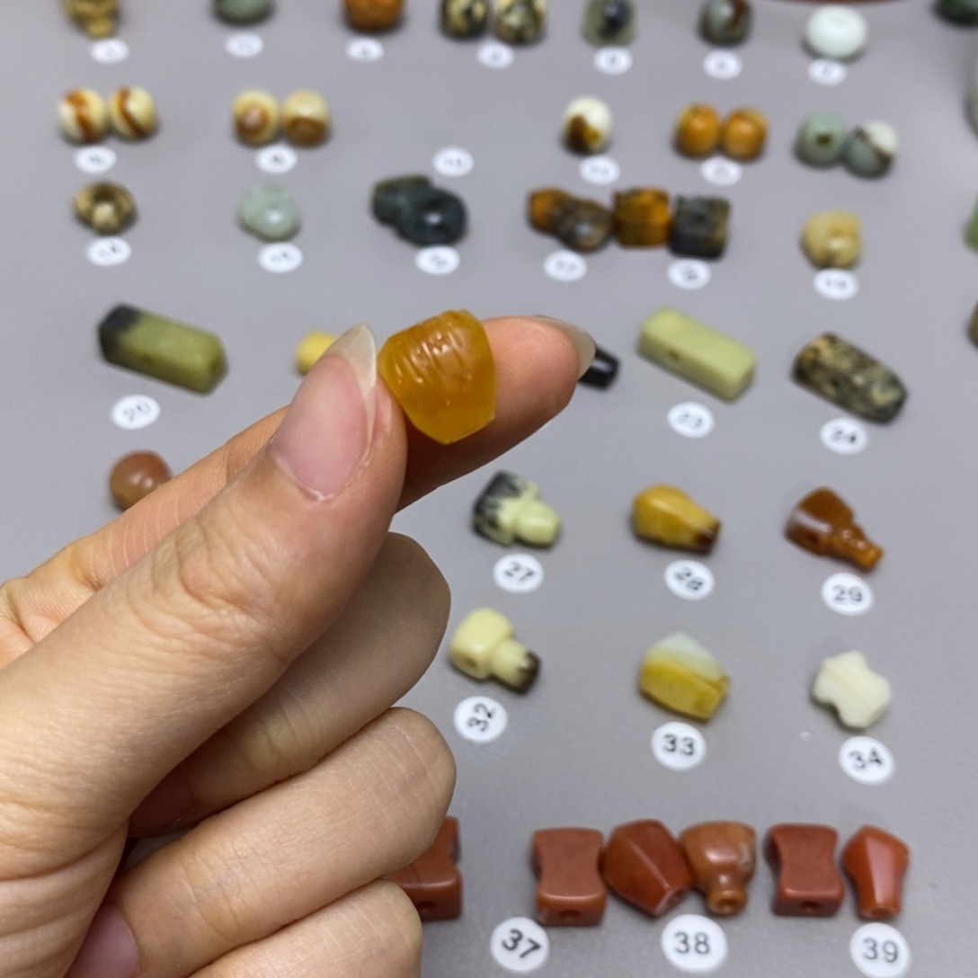 蛇纹石玉配饰合金皮****丘