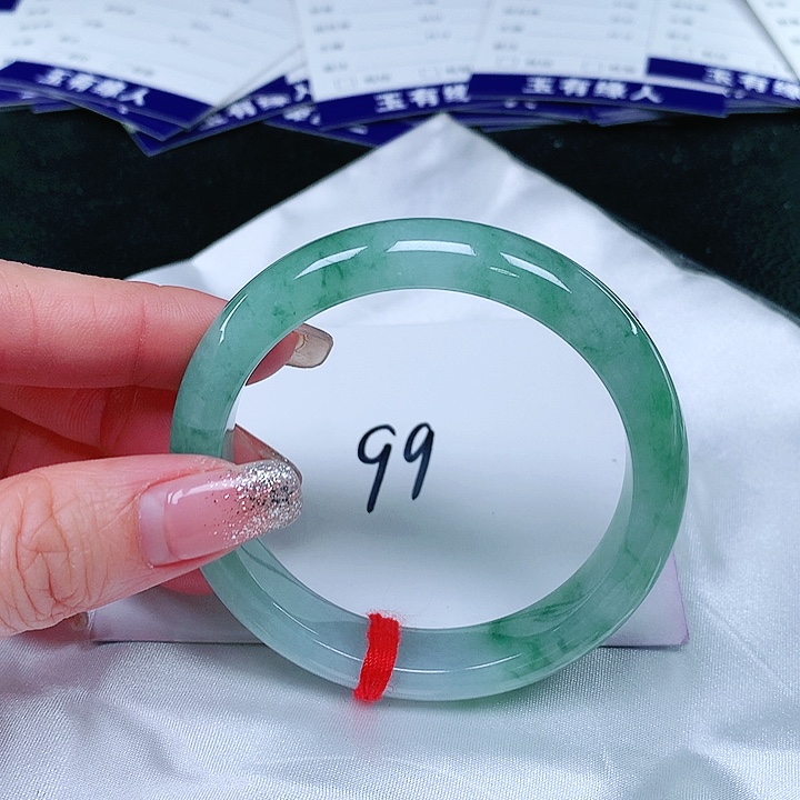 翡翠手镯未镶嵌翡翠手镯为镶嵌