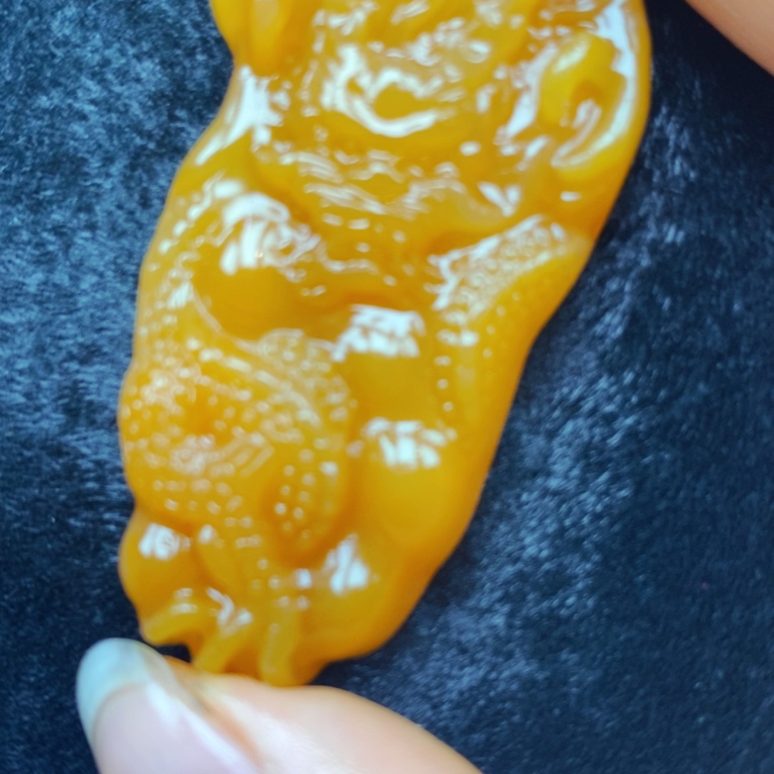 未镶嵌石英质玉（黄龙玉）颈饰