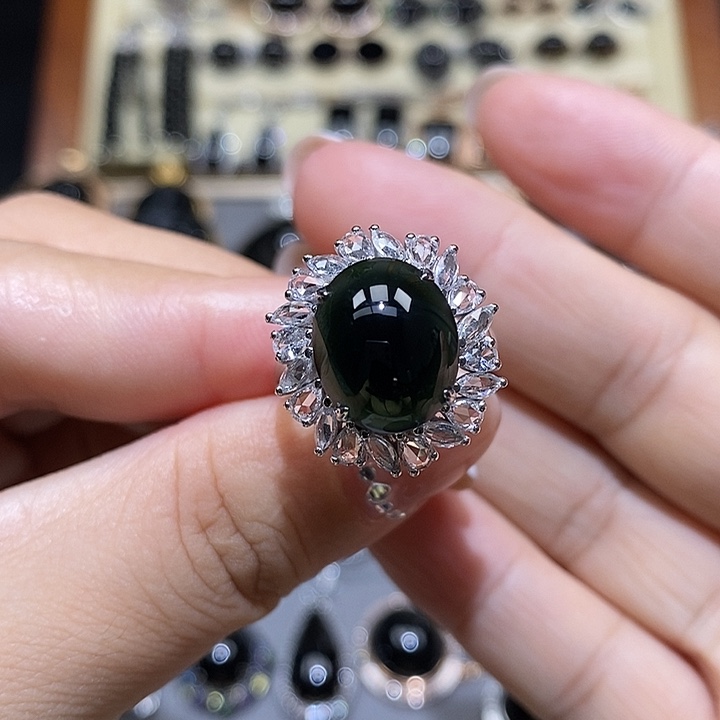 18K金镶嵌戒指翡翠缅甸翡翠