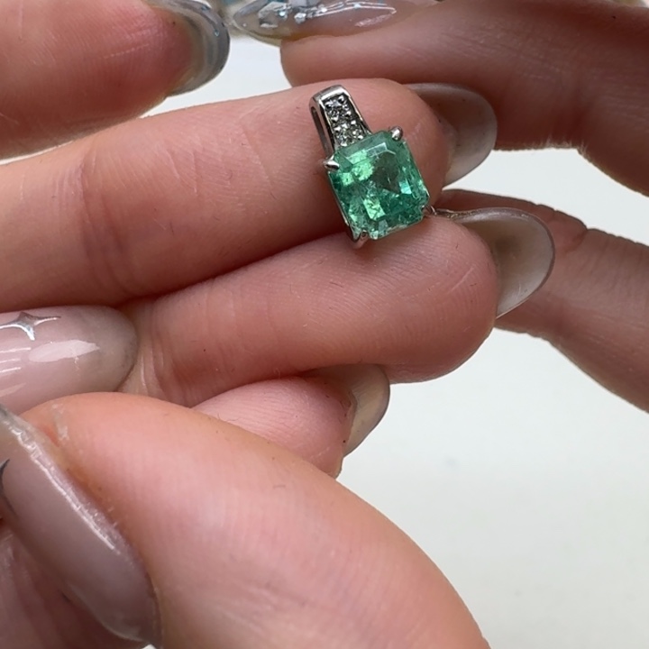 未镶嵌颈饰祖母绿