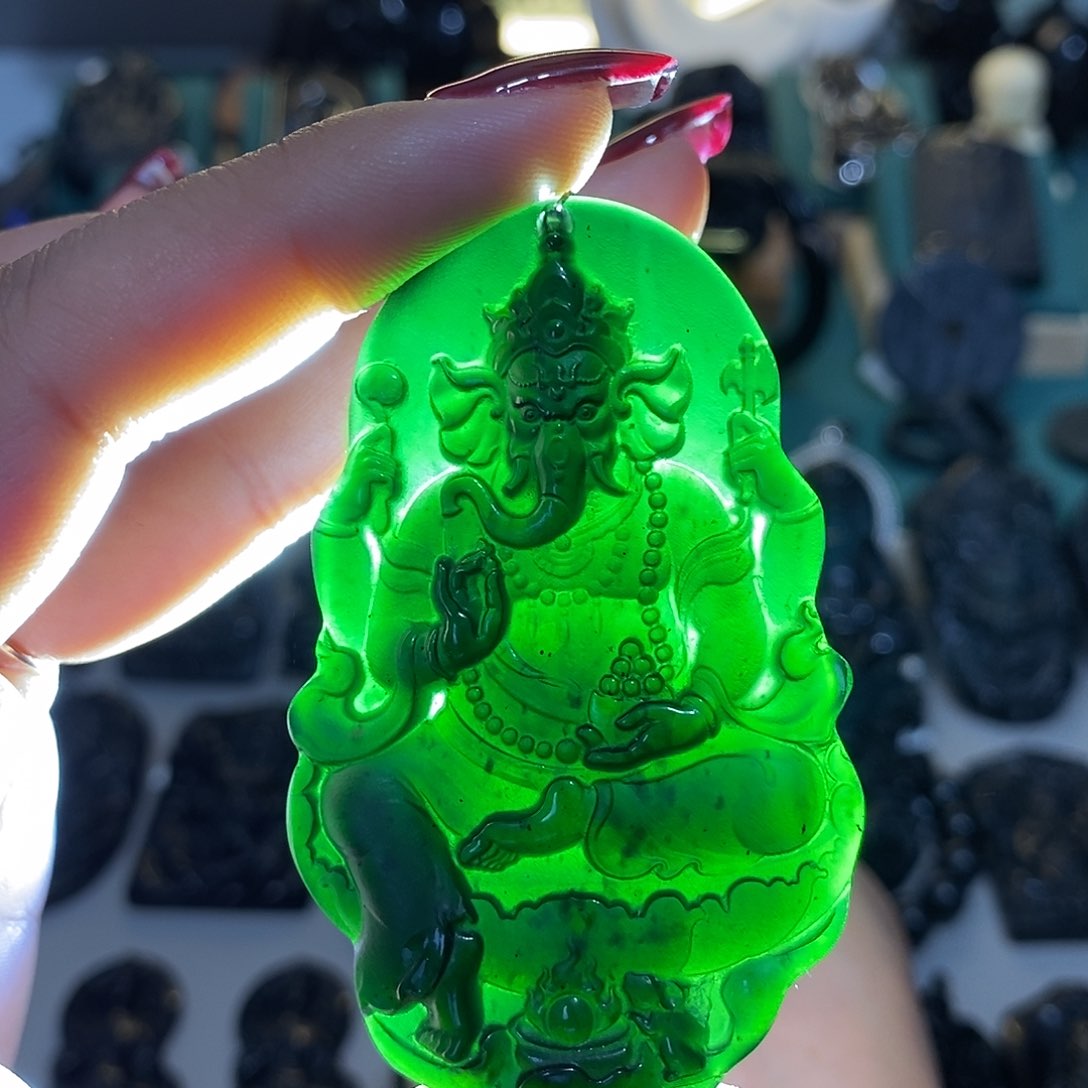 蛇纹石玉颈饰未镶嵌