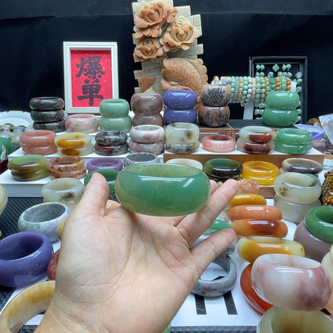 素***素石英岩玉未镶嵌手镯