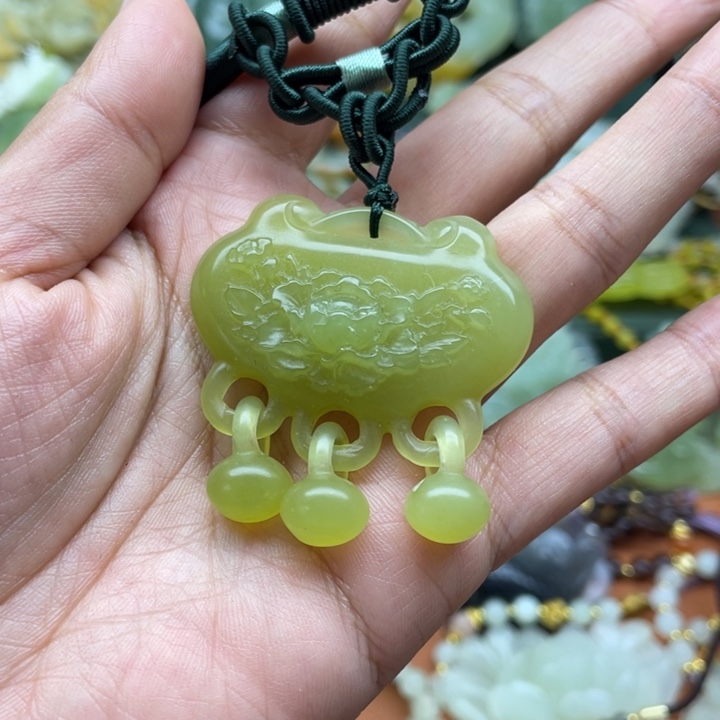 蛇纹石玉未镶嵌吊坠