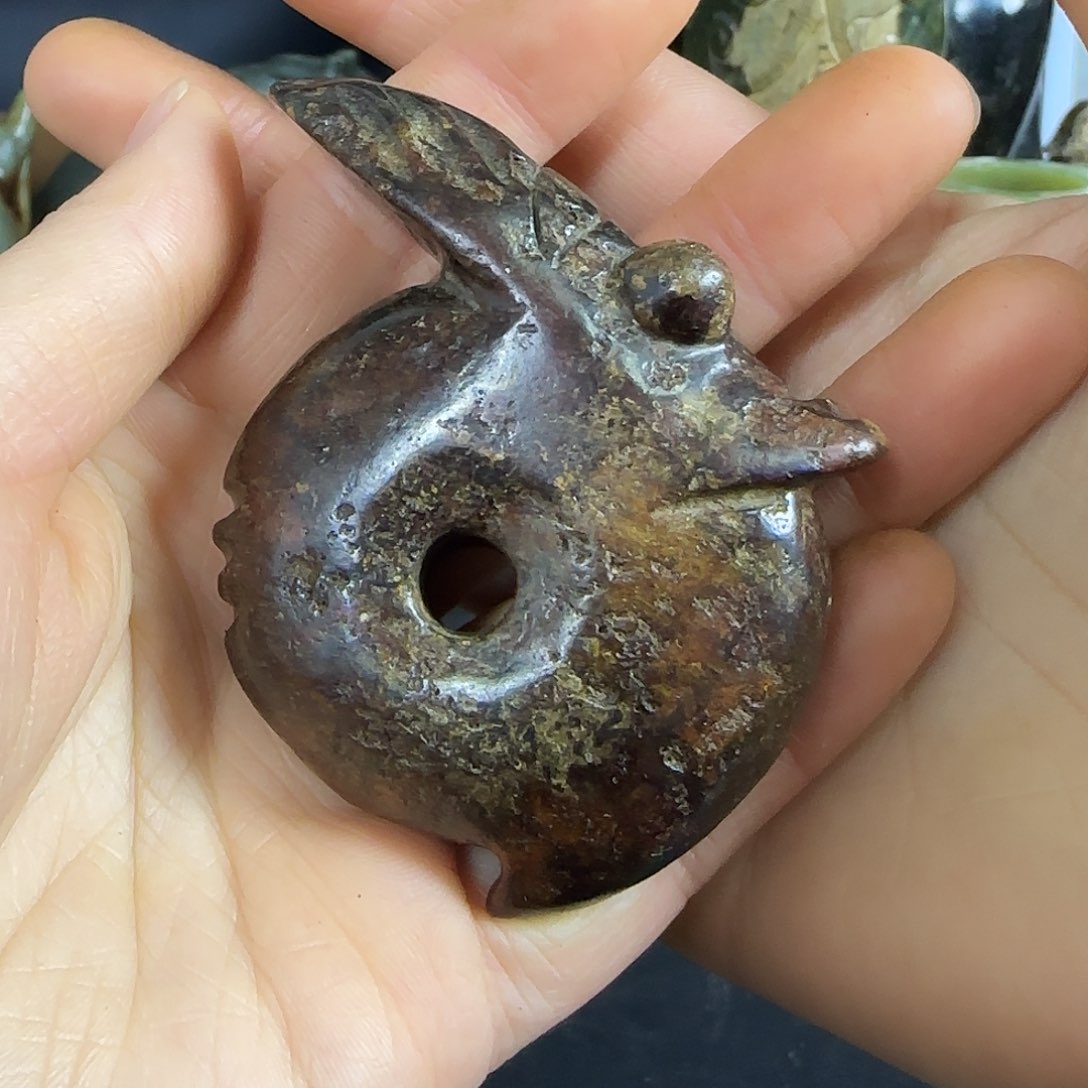 透闪石质玉挂件未镶嵌