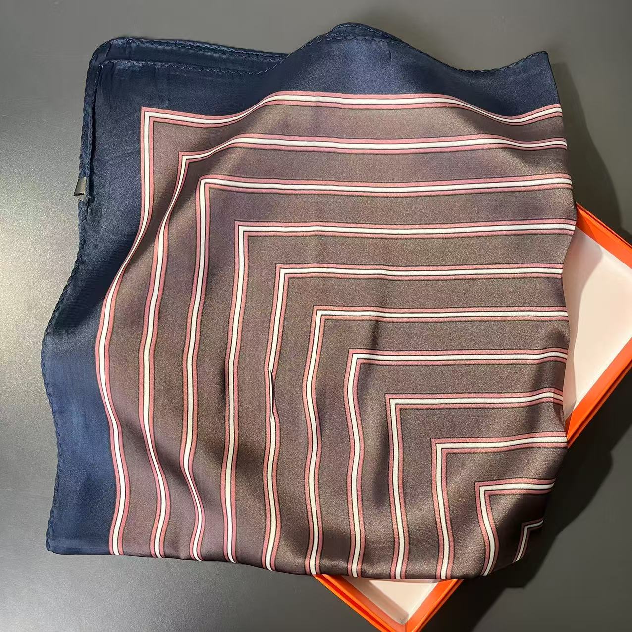 D 高级灰方格 60*60气质女士小方巾