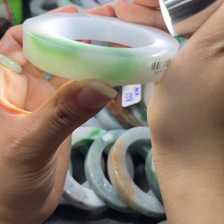 定制翡翠未镶嵌手镯