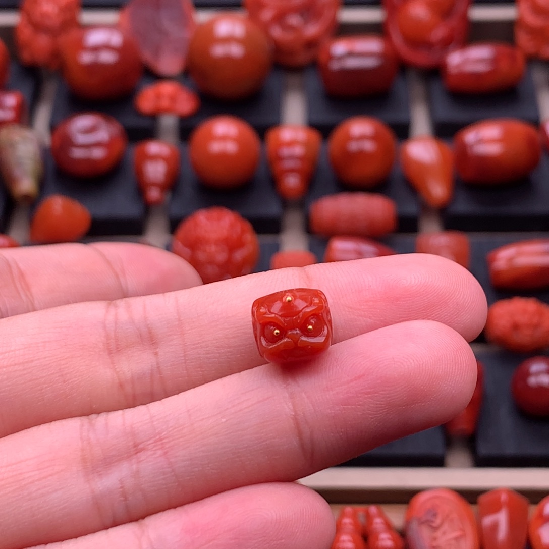 ****龍南红玛瑙未镶嵌原矿精工醒狮头9.8mm