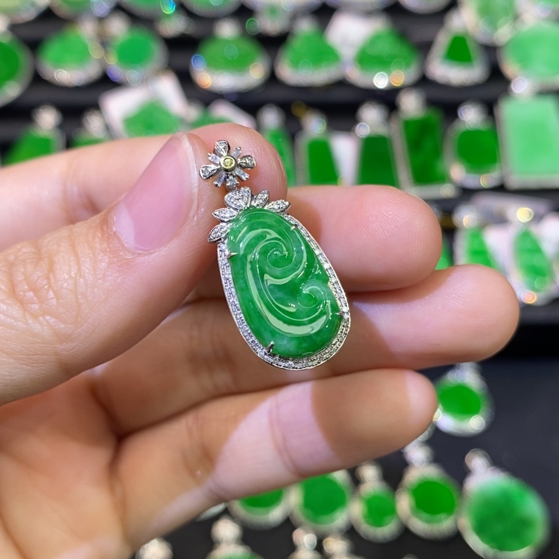 翡翠吊坠(不含链)18K金镶嵌