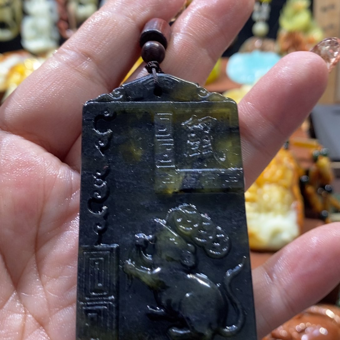 蛇纹石玉颈饰未镶嵌